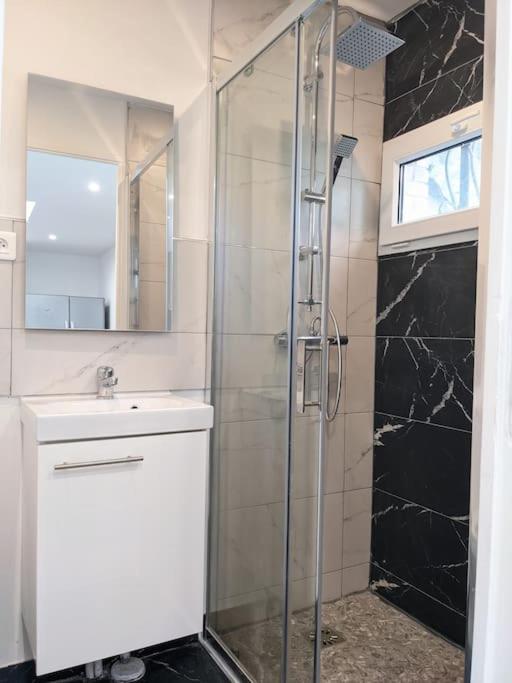 Grande Maison Renovee A 7 Min Du Metro Romainville Luaran gambar